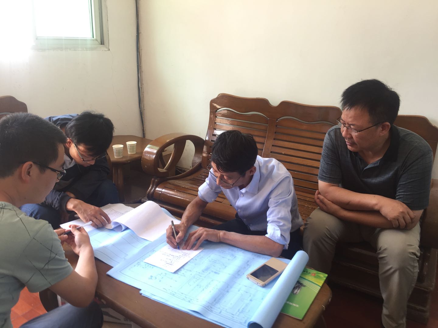 鼎興工程師與客戶確定圖紙 鼎興工程師與客戶確定圖紙